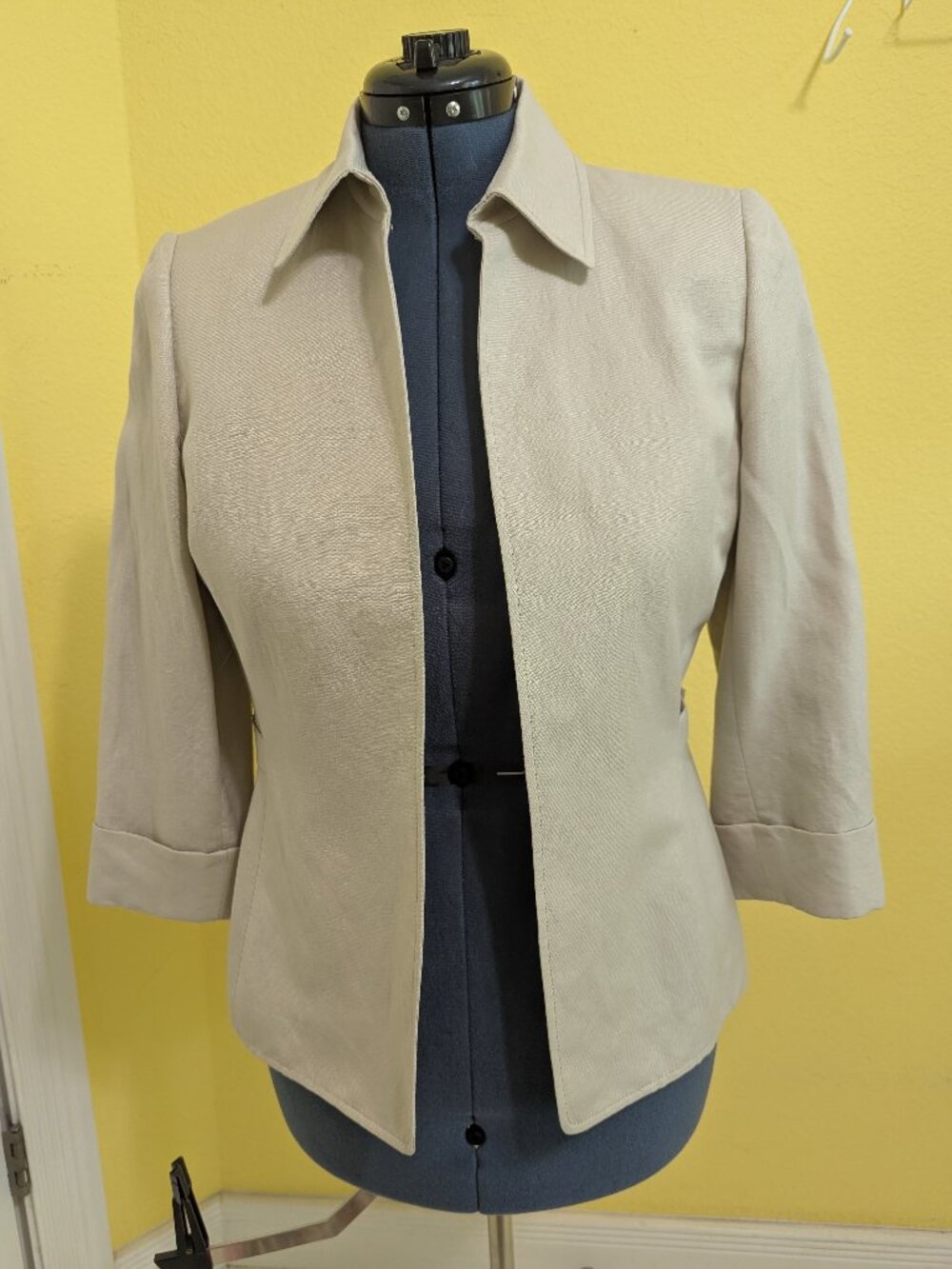 Isabella DeMarco Beige Linen lined Jacket with 3/4 Cuffed sleeves, size 8